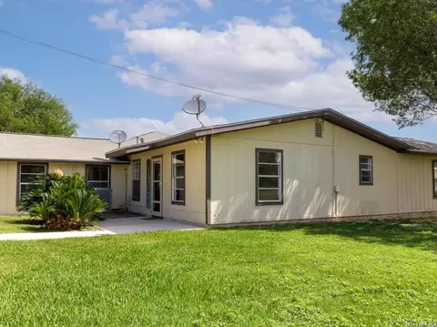 Exterior - 730 County Road 664, Devine, TX 78016 photo 6 of 12