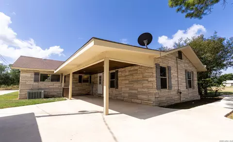 Exterior - 730 County Road 664, Devine, TX 78016 photo 2 of 12