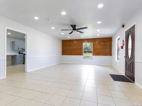 Living - 730 County Road 664, Devine, TX 78016 photo 5 of 8