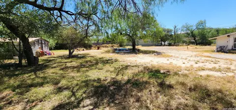 Exterior - 887 Austin St, Eagle Pass, TX 78852 photo 8 of 9