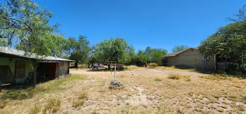 Exterior - 887 Austin St, Eagle Pass, TX 78852 photo 3 of 9