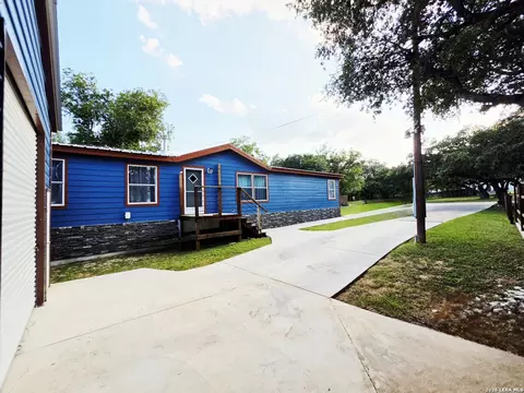135 Lakeshore Dr S, Bandera, TX 78003