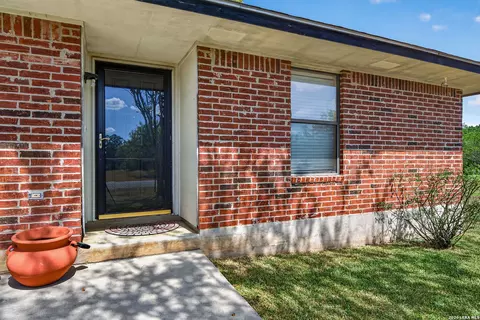 325 Wendy Ln, Seguin, TX 78155