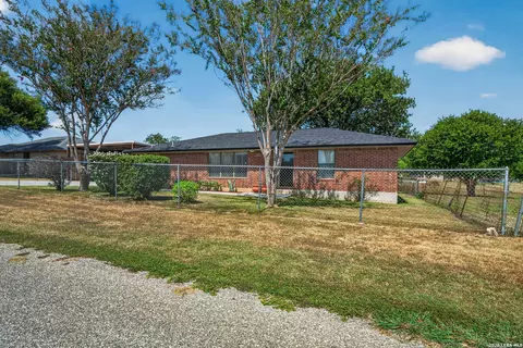 325 Wendy Ln, Seguin, TX 78155