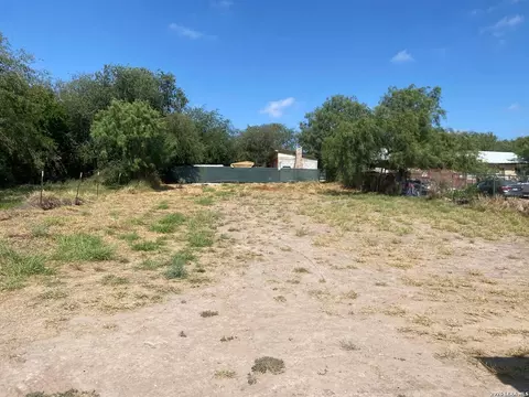 1717 Calle Ginebra, Eagle Pass, TX 78852 photo 3
