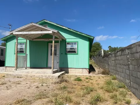 1717 Calle Ginebra, Eagle Pass, TX 78852 photo 2
