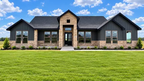 120 Pioneer, La Vernia, TX 78121
