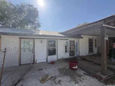 1320 Avenue B, Hondo, TX 78861