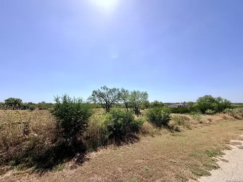 102 County Road 2665, Devine, TX 78016 photo 2