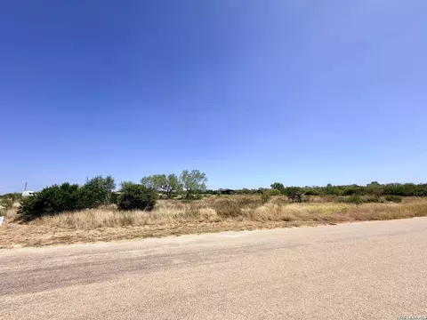 102 County Road 2665, Devine, TX 78016 photo 3