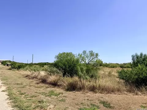 102 County Road 2665, Devine, TX 78016 photo 4