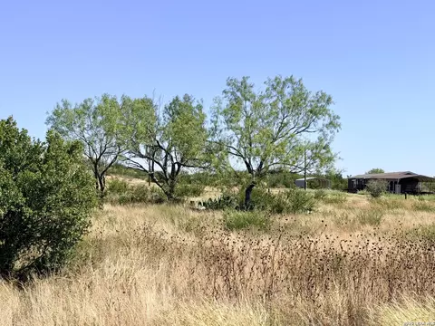 102 County Road 2665, Devine, TX 78016 photo 5