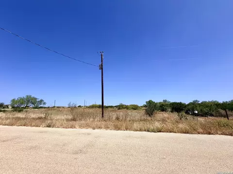 102 County Road 2665, Devine, TX 78016 photo 7