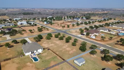 165 E Medium Meadow Dr, Lytle, TX 78052 photo 3