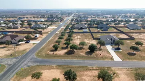 165 E Medium Meadow Dr, Lytle, TX 78052 photo 7