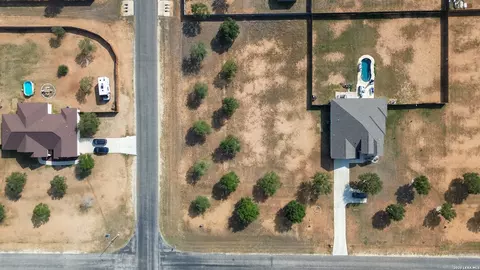 165 E Medium Meadow Dr, Lytle, TX 78052 photo 11