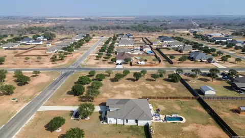 165 E Medium Meadow Dr, Lytle, TX 78052 photo 2