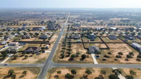 165 E Medium Meadow Dr, Lytle, TX 78052 photo 10