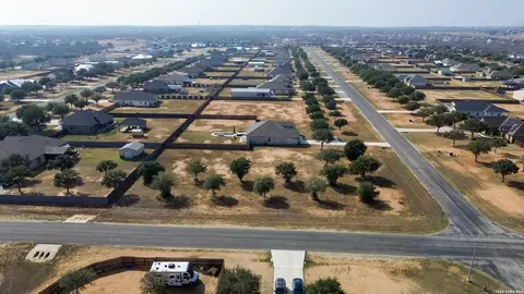 165 E Medium Meadow Dr, Lytle, TX 78052 photo 8