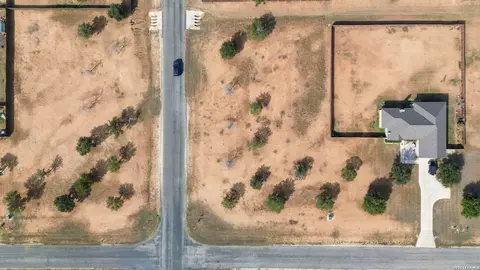 165 E Medium Meadow Dr, Lytle, TX 78052 photo 9