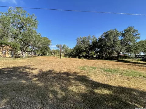 1511 E St, Floresville, TX 78114