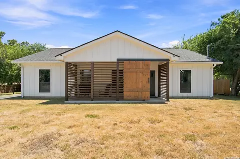 1111 Avenue K, Hondo, TX 78861