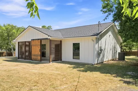 1111 Avenue K, Hondo, TX 78861