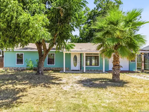 706 4th St, Floresville, TX 78114