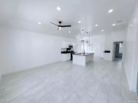509 Judson Dr, Devine, TX 78016 photo 2