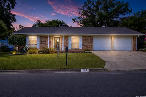 907 Lake Dr, Kerrville, TX 78028