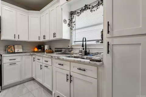 Kitchen - 3043 Samuel Dr, Eagle Pass, TX 78852 photo 3 of 5