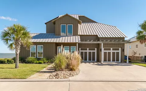 240 Reserve Ln, Rockport, TX 78382