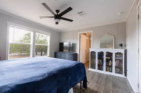 287 County Road 7712, Devine, TX 78016 photo 7