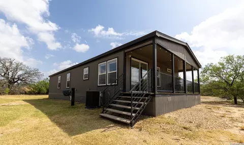 287 County Road 7712, Devine, TX 78016