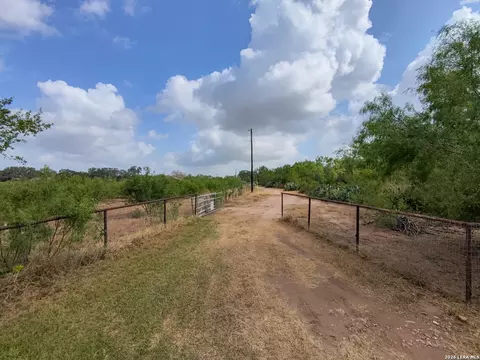 287 County Road 7712, Devine, TX 78016 photo 23
