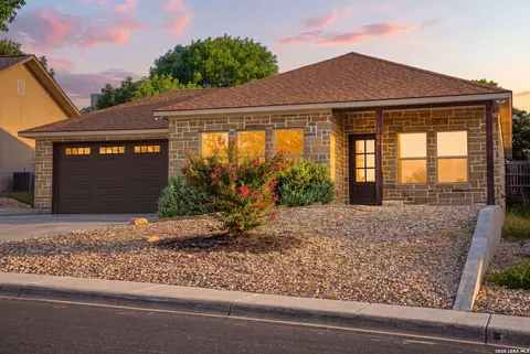 706 Oak Valley Dr, Kerrville, TX 78028