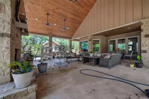 Exterior - 124 County Road 2662, Devine, TX 78016 photo 7 of 10