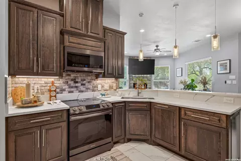 Kitchen - 124 County Road 2662, Devine, TX 78016 photo 2 of 4