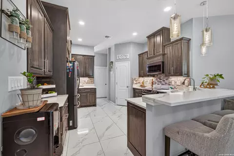 Kitchen - 124 County Road 2662, Devine, TX 78016 photo 4 of 4