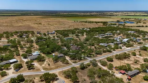 View/Area - 124 County Road 2662, Devine, TX 78016 photo 7 of 9
