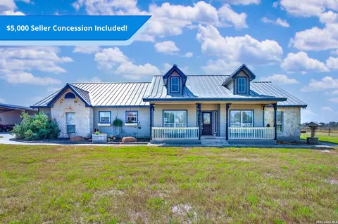 247 S Palo Alto Dr, Floresville, TX 78114