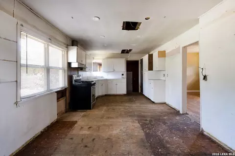Entry Way - 231 Elm Ave, Luling, TX 78648 photo 1 of 1