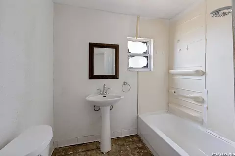 Bath - 231 Elm Ave, Luling, TX 78648 photo 1 of 1