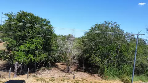 1208 6th St, Floresville, TX 78114