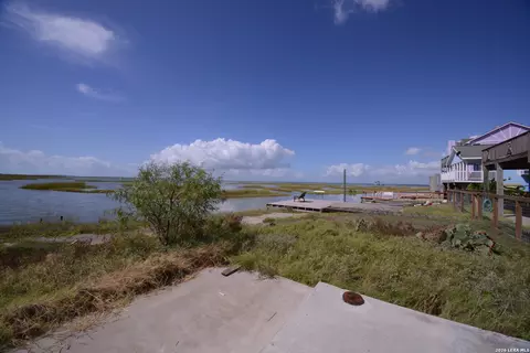 82 Newcomb Bend Loop, Rockport, TX 78382