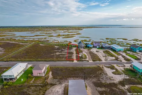 82 Newcomb Bend Loop, Rockport, TX 78382