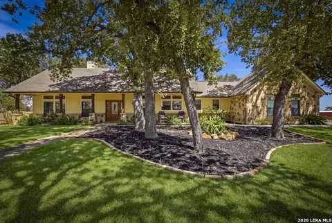15 Post Oak Rd, La Vernia, TX 78121