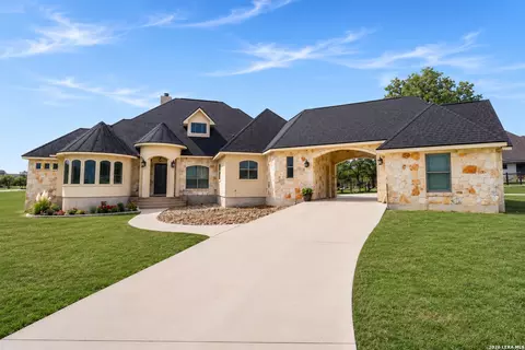105 N Abrego Xing, Floresville, TX 78114