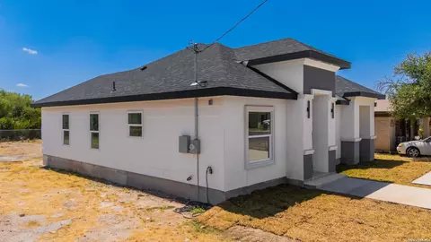 Exterior - 1318 Williams St, Eagle Pass, TX 78852 photo 3 of 4