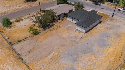 View/Area - 1318 Williams St, Eagle Pass, TX 78852 photo 1 of 7